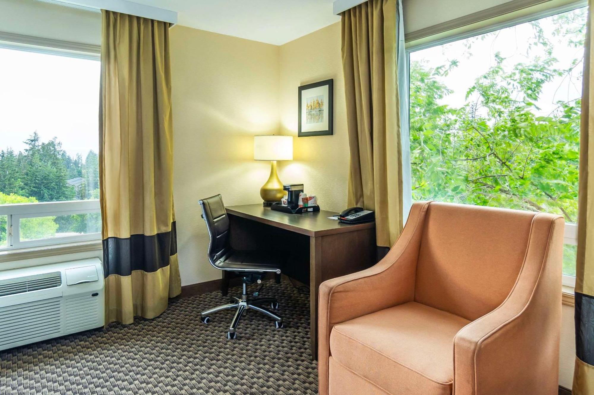 Comfort Inn & Suites Salmon Arm Exteriér fotografie